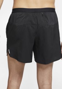Nike Performance STRIDE - Urheilushortsit - black