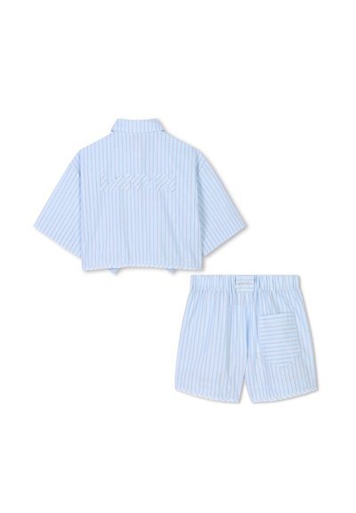 Chemise bleu clair à manches courtes et short assorti, ornés de rayures verticales et d'une poche sur le short ; fabriqués en tissu doux.