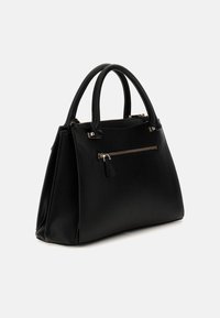 Borsa nera strutturata con finitura in pelle texture, doppi manici superiori e tasca frontale con zip. Presenta dettagli in metallo dorato.