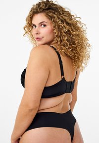 Sort blondeBH med justerbare stropper og hægte- og øje-lukning bagpå, suppleret med matchende sorte sømløse korte shorts.