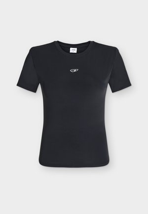 Schwarzes eng anliegendes T-Shirt mit kurzen Ärmeln und Rundhalsausschnitt, mit kleinem weißem Logo mittig auf der Brust vor schlichtem Hintergrund.