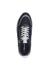 Baskets noires avec texture en denim, accents en argent, semelle épaisse et lacets blancs. Présente une fermeture éclair sur le côté et un logo sur la languette.