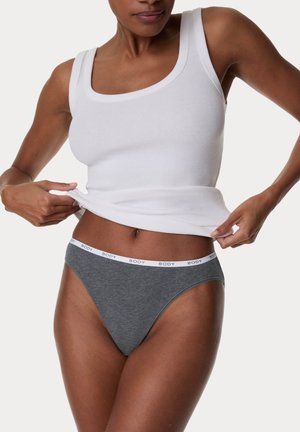 Perizoma grigio con elastico bianco che presenta la scritta "BODY". Il modello indossa un top aderente bianco a righe.