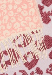 Écharpe tissée rose et crème avec imprimé léopard, dotée de bords frangés. Fond bourgogne avec un motif subtil.