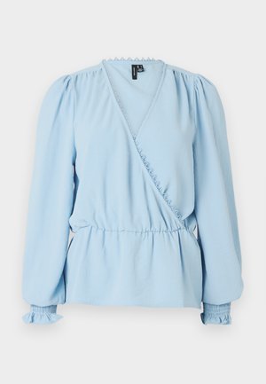 Blusa transpassada azul claro com mangas compridas bufantes, decote com folhos e cintura franzida. Apresenta punhos com elasticidade e tecido macio e texturizado.