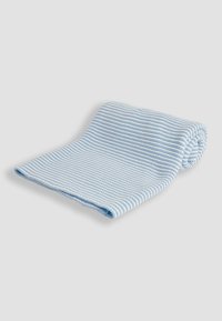 Hele helblue puuvillane rätik, millel on tekstuuriga, soonikuline disain, korralikult rullitud, millel on vahelduvad triibud, et lisada visuaalset huvi.