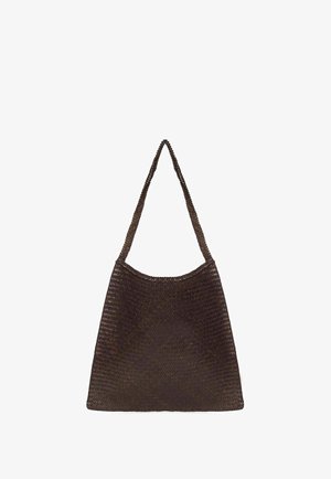 Bolso tote tejido de color marrón oscuro con una única correa larga diseñada para llevar al hombro.