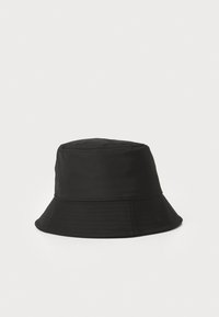 Zwarte bucket hat met een gladde, matte textuur en een brede, hellende rand. Bevat gestikte details rond de kroon en de rand randen.