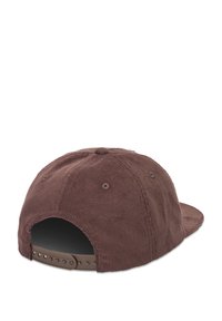 Cappellino da baseball in corduroy marrone con visiera curva, cinturino regolabile e fori di ventilazione. Tessuto testurizzato e design di colore solido.