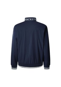 Mørkeblå jakke med ribbekant, hvide accentstriber ved manchetter og kant, med "HACKETT" logo på kraven, lavet af letvægtsmateriale.