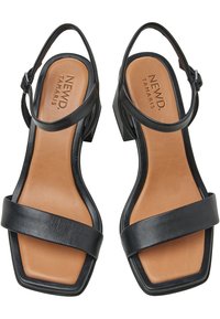 Sandali in pelle nera con punta quadrata, cinturino regolabile e due fasce larghe che attraversano il piede. Sottopiede di colore naturale con marchio "NEW MD TAMARIS".