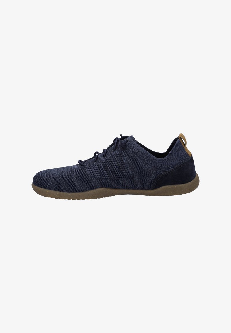 Donkerblauwe gebreide lage sneaker met veters aan de voorkant, bruine textuursol, en trekkoord aan de hiel, zijaanzicht.