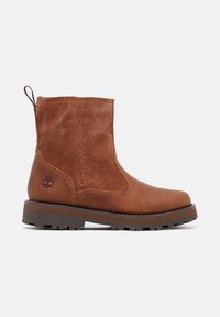 Botas de cuero marrón hasta el tobillo con paneles de ante, suelas de goma gruesas y una pestaña para facilitar su puesta. Presentan costuras reforzadas y un logotipo.