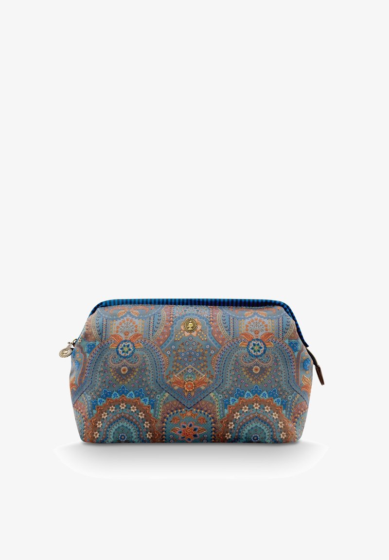 Cosmetica tas met een ronde vorm, voorzien van een blauw en oranje paisley patroon, een metalen ritssluiting en een gouden logo accent. Textuur van stof.