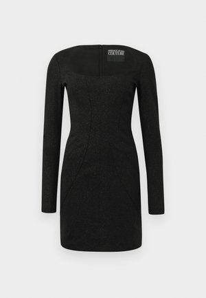 Sort langærmet kjole med en tætsiddende silhuet, lavet af tekstureret stof med subtil glans. Lynlås i ryggen, minimale sømme og rund halsudskæring.