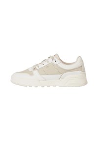 Sneaker beige chiaro con tomaia in pelle liscia, dettagli in rete, perforazioni e una robusta suola in gomma. Caratterizzato da lacci piatti e marchio.