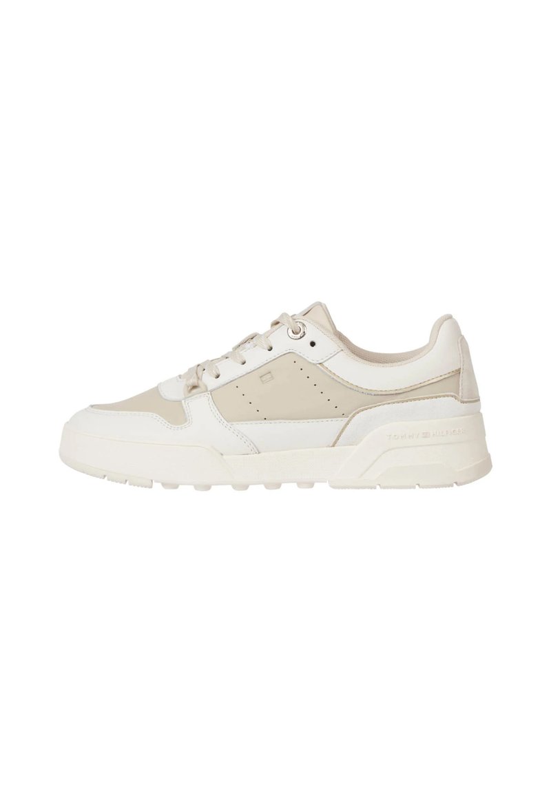 Sneaker beige chiaro con tomaia in pelle liscia, dettagli in rete, perforazioni e una robusta suola in gomma. Caratterizzato da lacci piatti e marchio.