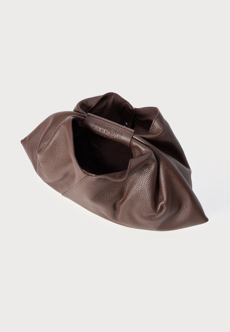 Braune, strukturierte Leder-Clutch mit gerafftem Oberteil und offenem Innenraum, der ein gesticktes Futter und geprägte Riemendetails zeigt.
