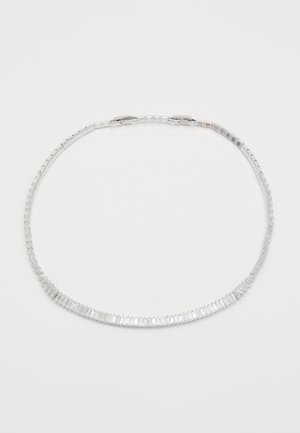 Srebrny naszyjnik z prostokątnymi, przezroczystymi kamieniami ułożonymi w pojedynczym rzędzie, z zapięciem, na białym tle.