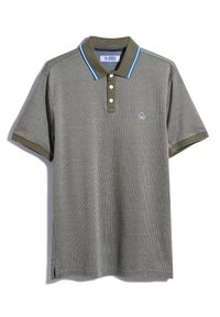Olivgrünes Poloshirt aus strukturiertem Stoff, mit zwei Knöpfen, kontrastierenden blauen Kragenstreifen und einem kleinen Logo auf der Brust.