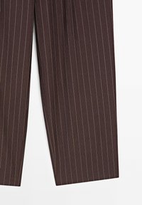 Donkerbruin op maat gemaakte broek met lichte blauwe streepjes, met een rechte pasvorm en een gladde stoftextuur.