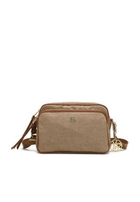 Borsa a tracolla marrone con texture, dotata di due scomparti con zip, dettagli in hardware dorato e una tracolla regolabile. Presenta un dettaglio con logo.