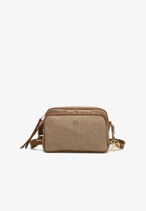 Borsa a tracolla marrone con texture, dotata di due scomparti con zip, dettagli in hardware dorato e una tracolla regolabile. Presenta un dettaglio con logo.