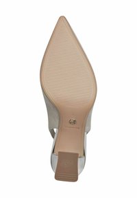 Escarpin à talon haut, bout pointu, en matériau métallique argenté, semelle en caoutchouc beige avec grip texturé, logo de la marque au talon, taille 37.