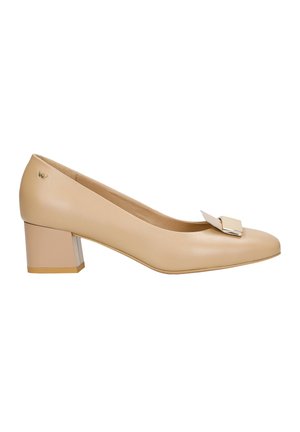 Beige Leder-Pumps mit niedrigem Absatz, einem quadratischen Akzent auf dem Blatt, runder Spitze und einem Blockabsatz mit einem metallischen Rand an der Basis.