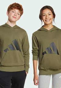 Felpe verde oliva con un logo geometrico nero, dotate di tasche a marsupio e polsini a coste. Tessuto morbido e elastico; design casual.