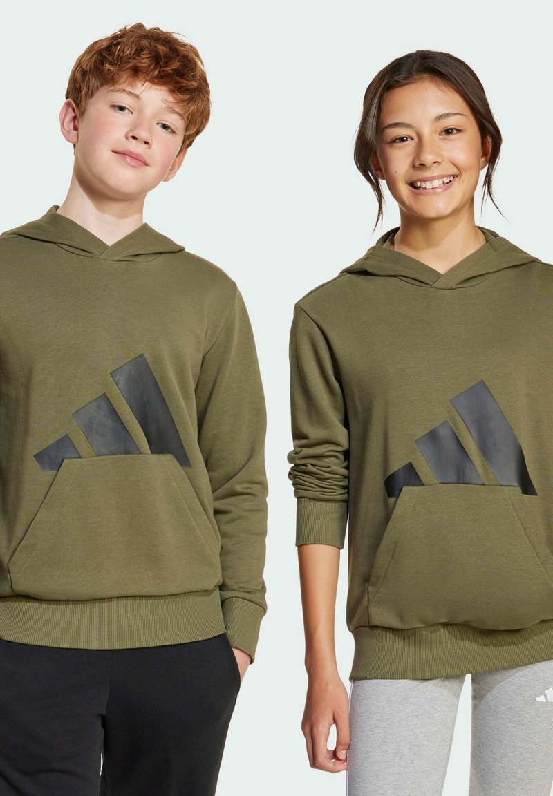 Felpe verde oliva con un logo geometrico nero, dotate di tasche a marsupio e polsini a coste. Tessuto morbido e elastico; design casual.