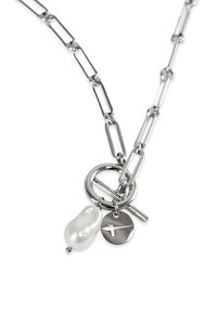 Silberkettchen mit ovalen Gliedern, einem großen runden Ring, einem Perlenanhänger und einem runden Metallanhänger mit einem Kreuzsymbol.