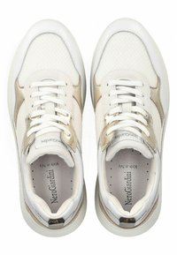 Hvide sneakers med metallisk guldaccent, mesh- og lædermaterialer, rund tå, flad sål og snørelukning. Tekstureret detaljering på siderne.