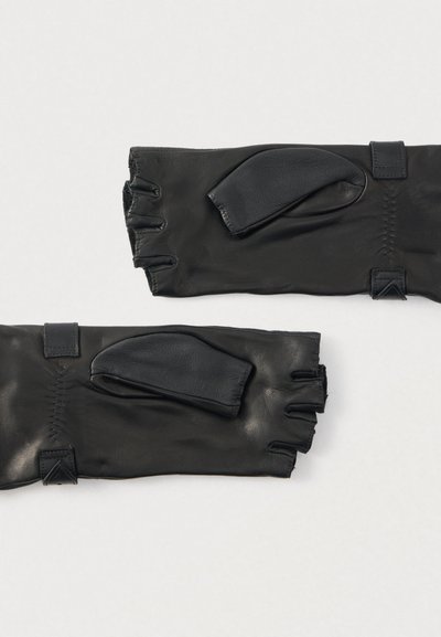 Μαύρα δερμάτινα γάντια χωρίς δάχτυλα με λεία υφή, ραφές λεπτομέρειας και διακοσμητικά στοιχεία από δέρμα σε αντίθετο χρώμα.