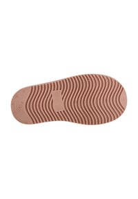 Semelle de chaussure en caoutchouc rose avec un motif en vagues et une zone d'étiquette rectangulaire. Marquée "28" près du talon. Texture lisse.