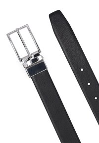 Schwarzer Leder Gürtel mit einer glänzenden silbernen rechteckigen Schnalle, die eine glatte Textur, mehrere Löcher und ein elegantes Design aufweist.