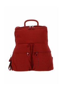 Zaino in nylon rosso con finitura testurizzata, dotato di due scomparti con zip, maniglia superiore e tasca laterale.