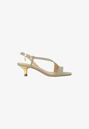 Sandale slingback beige à bout ouvert avec des brides texturées, boucle dorée, petit talon kitten doré et breloque décorative sur la bride de cheville.