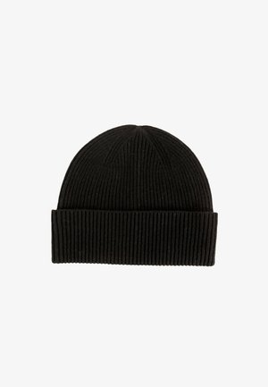 Czarna dzianinowa czapka beanie z prążkowaną teksturą. Posiada złożony mankiet u podstawy, zachowując zaokrąglony wierzch. Równomierne, spójne przeszycia przez cały czas.