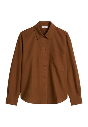 Bruine blouse met lange mouwen en knopen, puntige kraag en linker borstzak, weergegeven op een witte achtergrond.