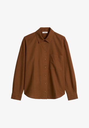 Chemise marron à manches longues avec boutons, col pointu et poche poitrine gauche, présentée sur fond blanc.
