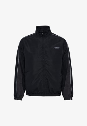 Czarna kurtka wiatrówka z wysokim kołnierzem, z kontrastowymi szarymi paskami po bokach i elastycznym paskiem w talii. Logo na górnej części klatki piersiowej.