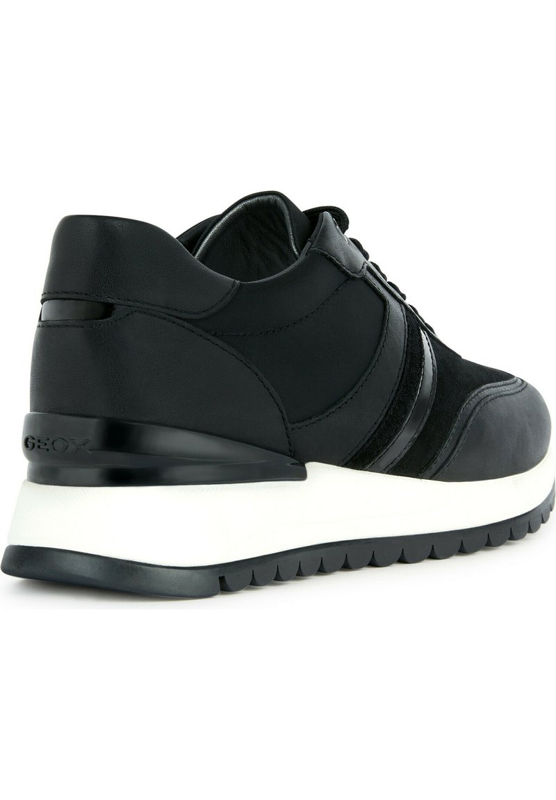 Sneaker nera con una combinazione di pelle liscia e suede, dotata di suola bianca e dettagli neri lucidi. Design alto con tallone imbottito.