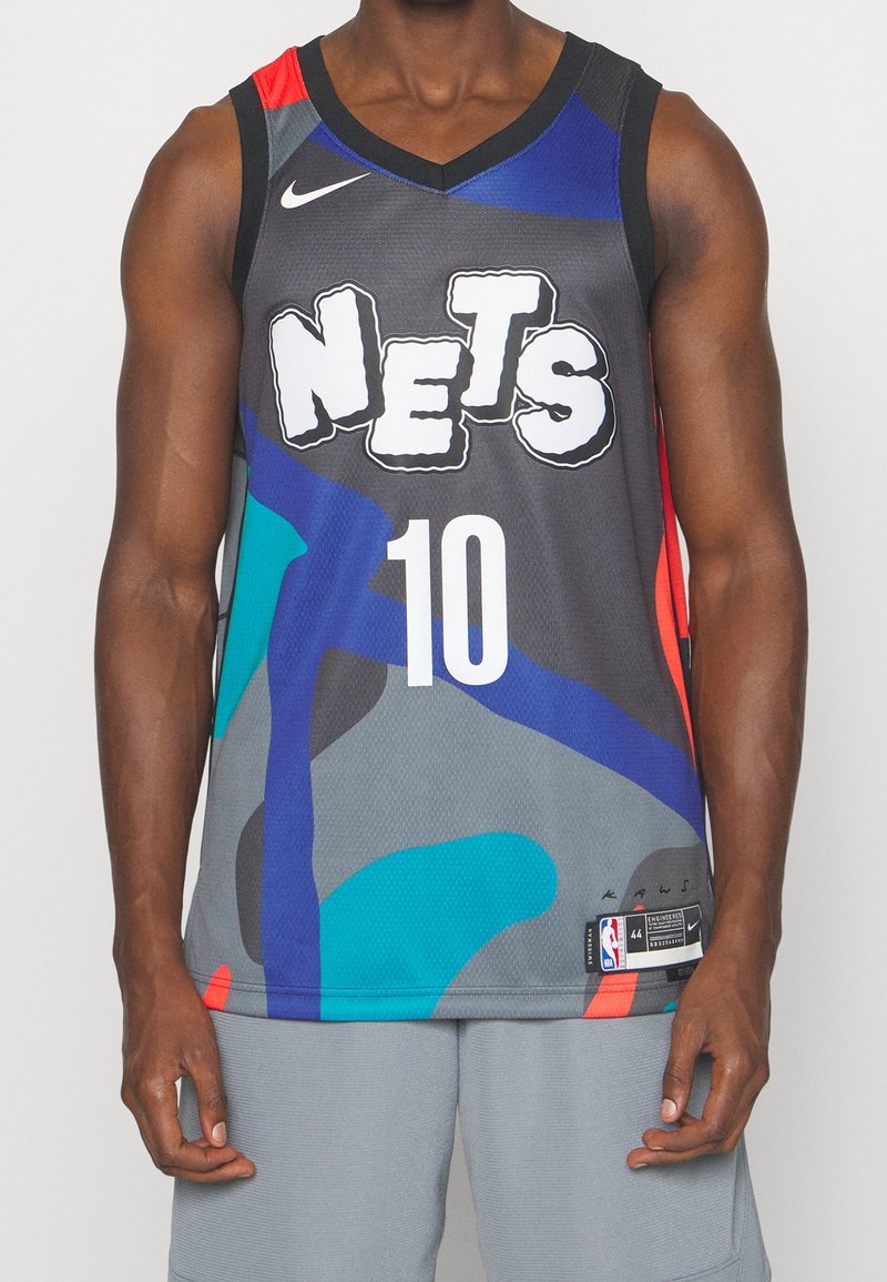 Basketballový dres v šedé síťovině s multibarevnými abstraktními vzory. Obsahuje logo "NETS" a číslo "10". Branding Nike na krku.