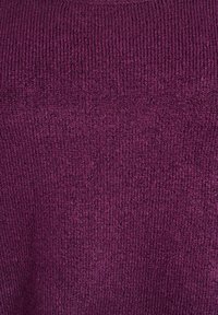 Sweter dzianinowy w głębokim fioletowym kolorze, z teksturowanym materiałem i ciasnym, równym ściegiem oraz okrągłym dekoltem. Bez widocznych wzorów ani akcentów.