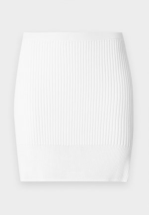 Fehér kötött mini szoknya, függőleges bordázott mintával, sima rugalmas derékpánttal és testhez simuló szabással. Nincs további részlet.