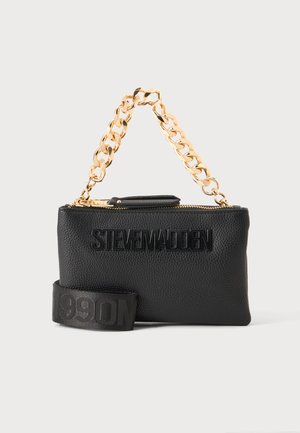 Черно текстурирано портмоне Steve Madden със златна верижна дръжка и подвижна черна каишка с принт "MADDEN 1990".