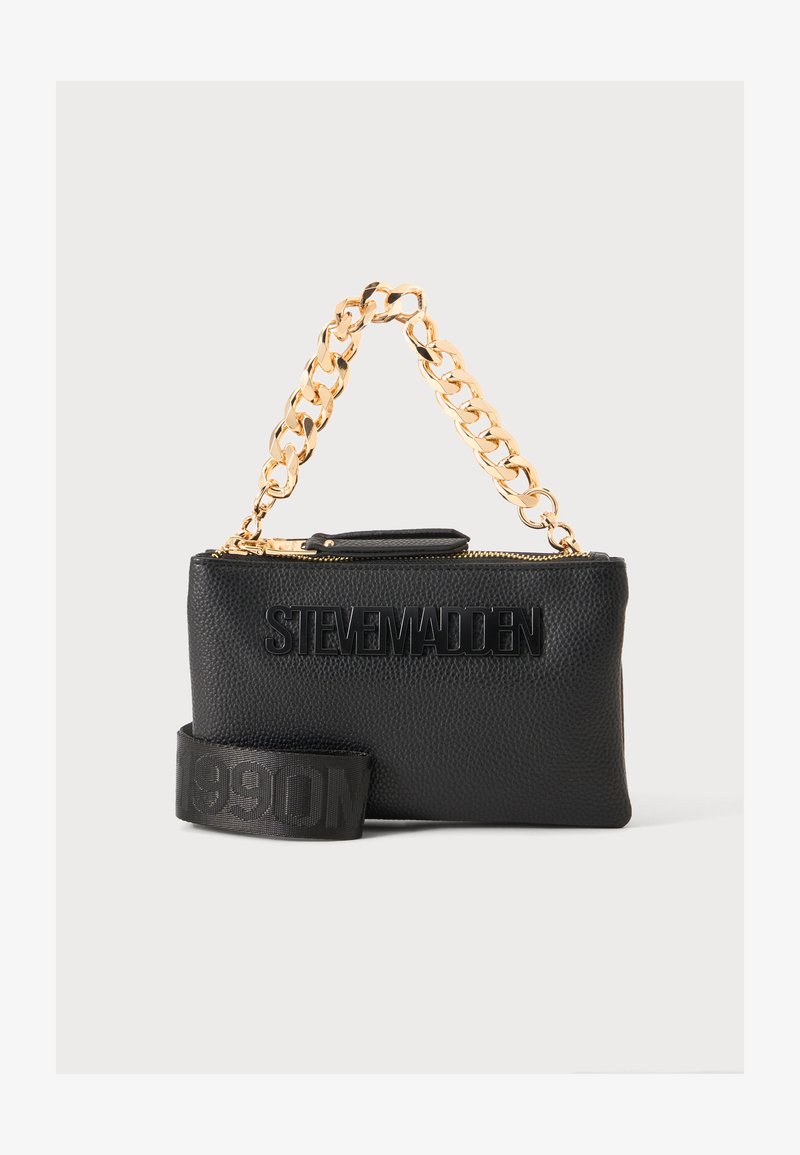 Μαύρο υφασμάτινο νεσεσέρ Steve Madden με χρυσή αλυσίδα και αποσπώμενο μαύρο λουράκι τυπωμένο με "MADDEN 1990".