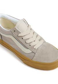 Sneakers in suede grigio chiaro con accenti in tela beige, caratterizzati da una suola in gomma, chiusura con lacci e dettagli a contrasto sui lati.