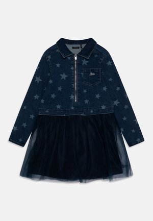 Dunkelblaues langärmeliges Kleid mit Sternmustern auf dem Denim-Oberteil, Reißverschluss vorne, Brusttasche und geschichtetem schwarzem Tüllrock.